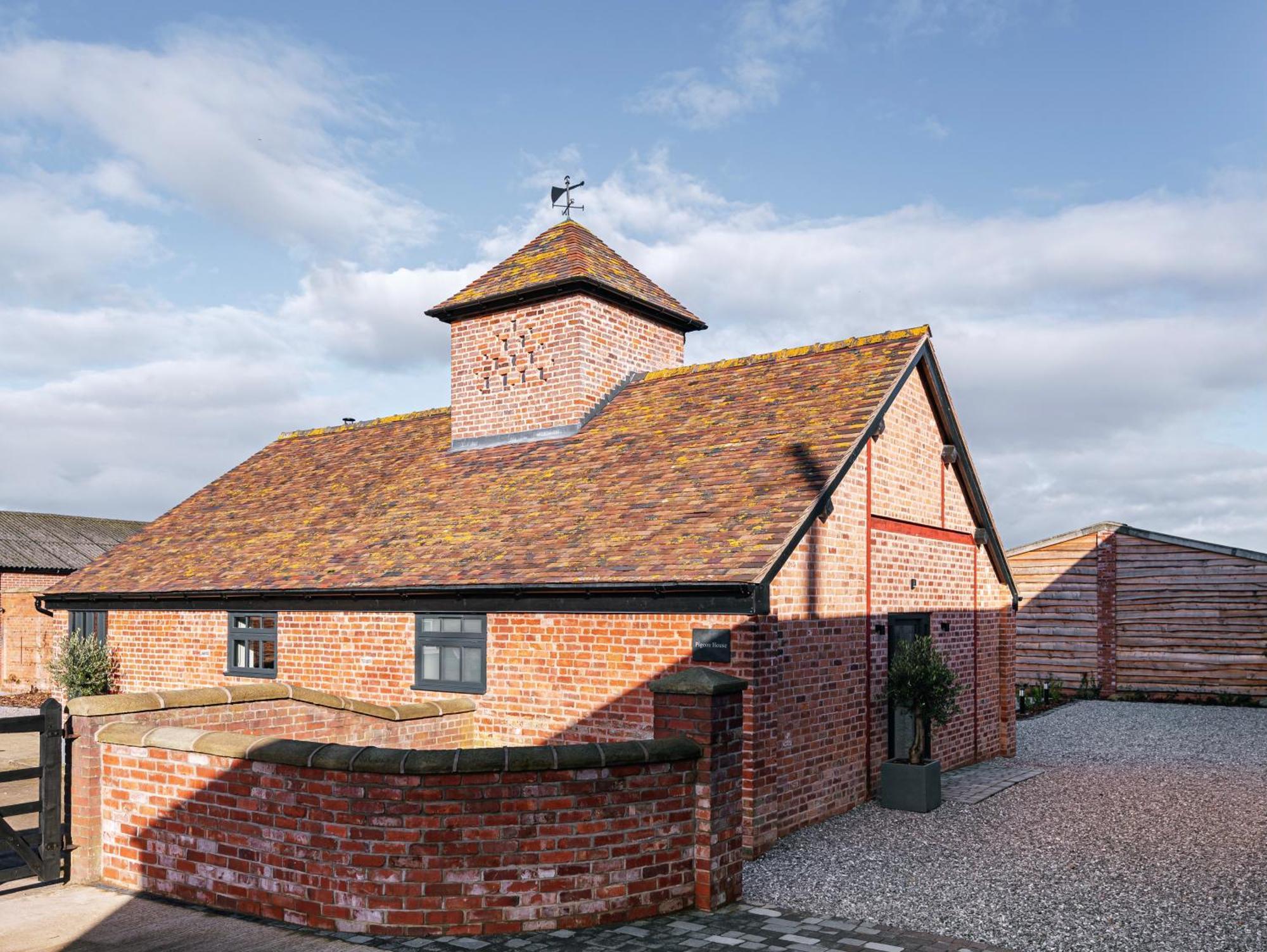 Pigeon House - Unique Barn With Private Garden, Hot Tub And Wood Burner Holiday home Shrewsbury