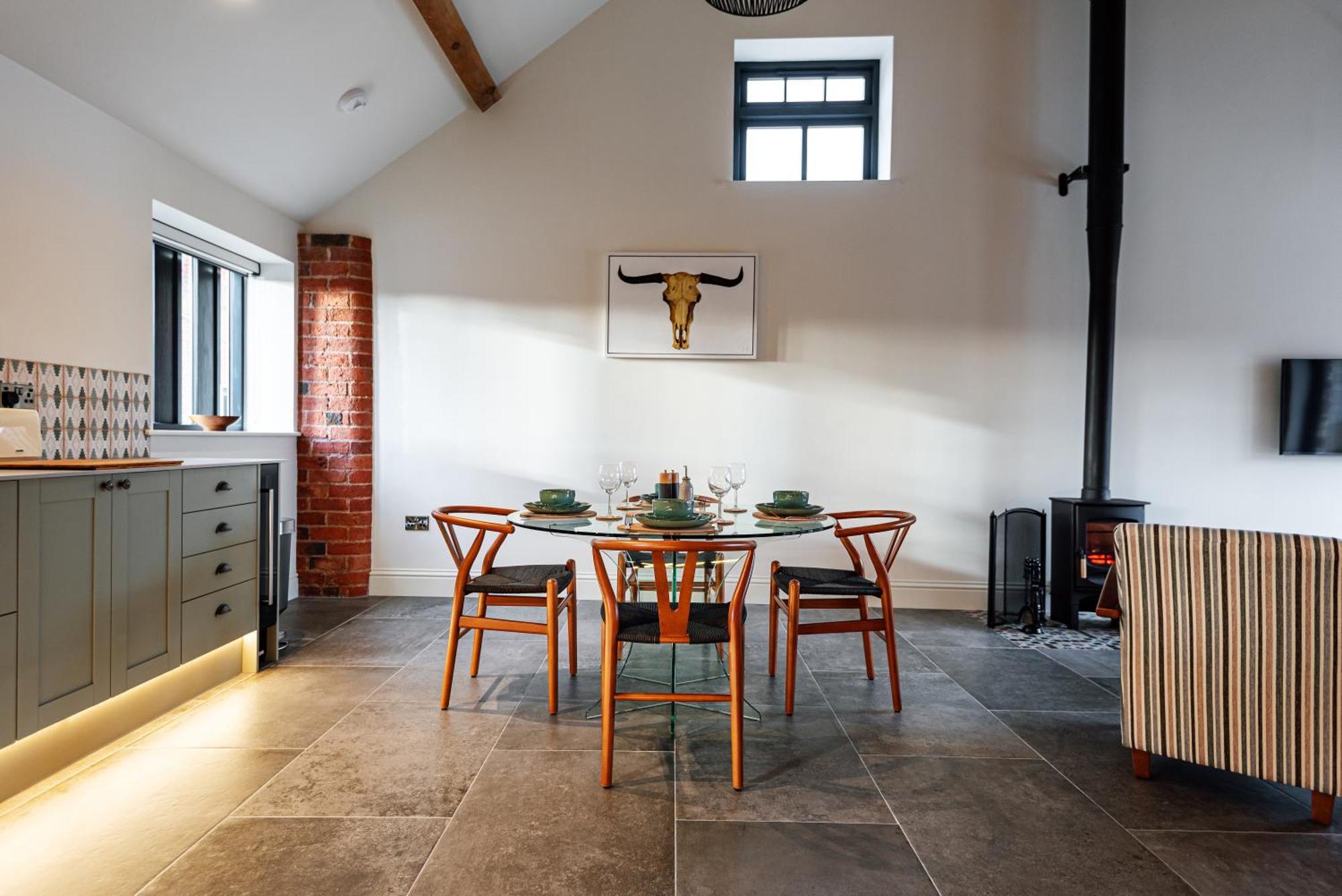 Pigeon House - Unique Barn With Private Garden, Hot Tub And Wood Burner